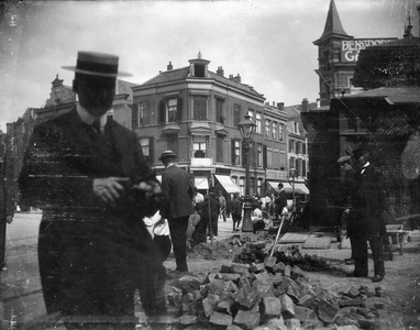 853341 Afbeelding van de graafwerkzaamheden t.b.v. het leggen van elektriciteitskabels, op de Neude te Utrecht; op de ...